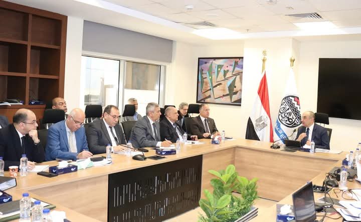 وزير قطاع الأعمال العام يجتمع برؤساء الشركات القابضة لمتابعة خطط التطوير وتعزيز الإنتاج والتنافسية
