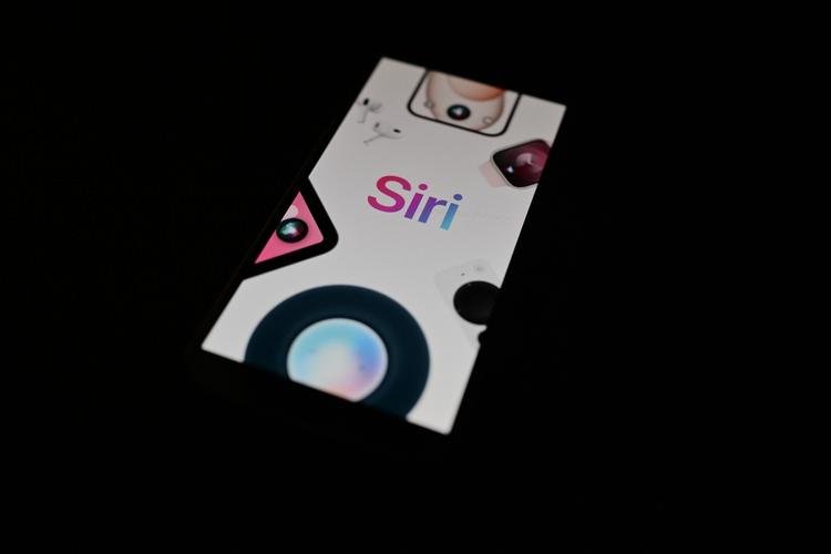 أبل تؤجل تحديثات الذكاء الاصطناعي لـ Siri إلى عام 2026
