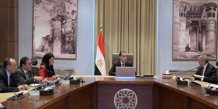 رئيس الوزراء يتابع مع وزيرة التخطيط ملفات التنمية الاقتصادية وخطة 2025/2026