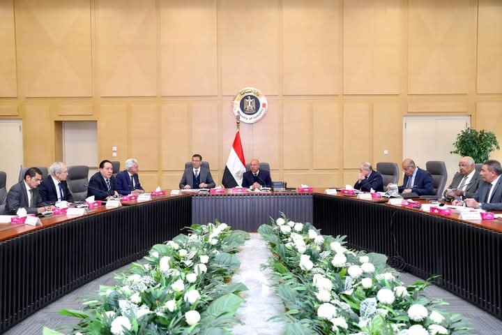 وزير الصناعة يبحث تعزيز الاستفادة من خط الرورو السريع لتصدير الحاصلات الزراعية إلى أوروبا