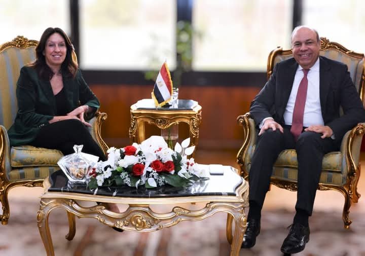 وزير الطيران المدني يبحث مع مسئولي مطارات أبوظبي التعاون في تطوير البنية التحتية ورفع كفاءة المطارات المصرية