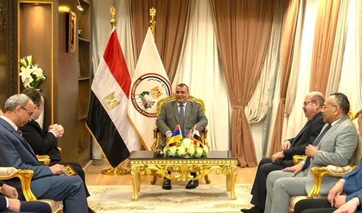 وزير الإنتاج الحربي يبحث مع السفير الأرميني التعاون في التصنيع العسكري والمدني