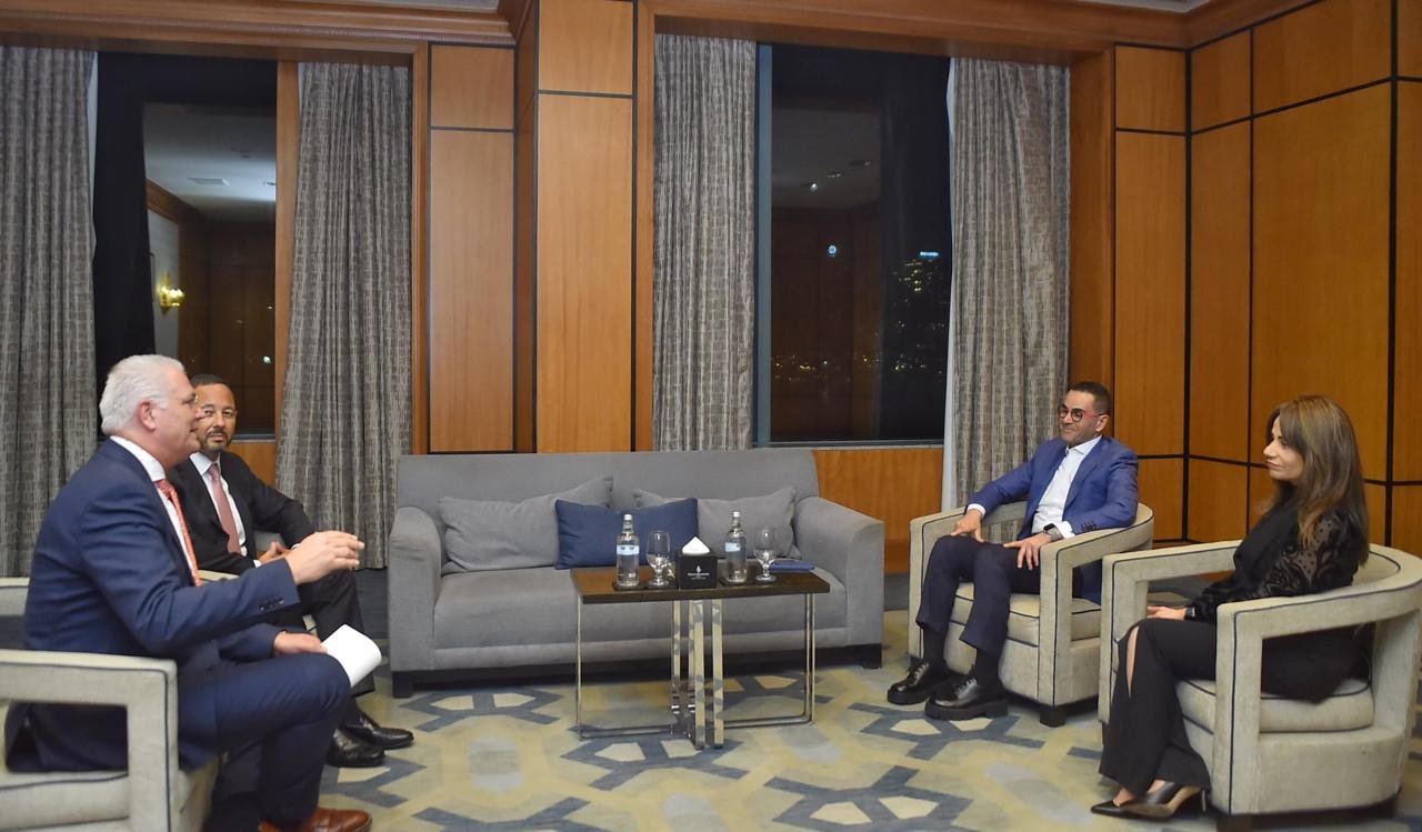 وزير الاستثمار يلتقي مسؤولي «ألفاريز آند مارسال» و«رينيرجي إيجيبت» لمناقشة مشروع الهيدروجين الأخضر في سيناء