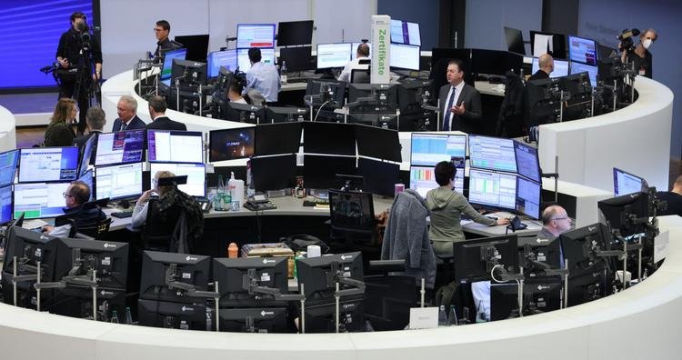 فوتسي 100 يرتفع وحيدًا بين المؤشرات الأوروبية عند الإغلاق