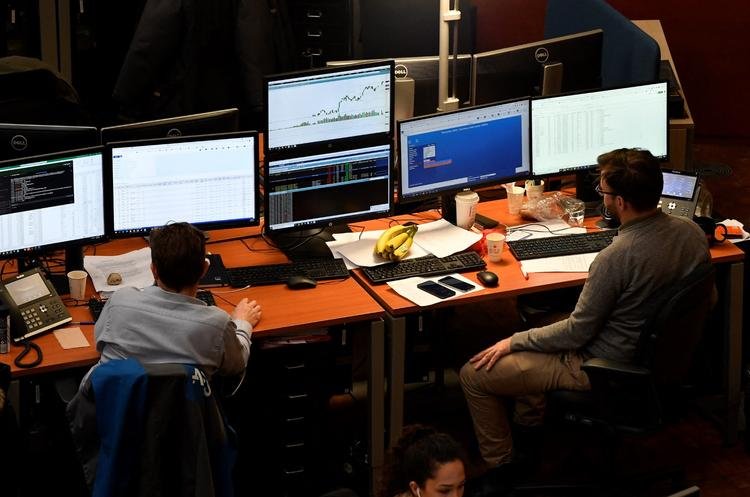 الأسهم الأوروبية تستقر في المنطقة الحمراء بالمستهل.. وقطاع البنوك يتراجع 3.4%
