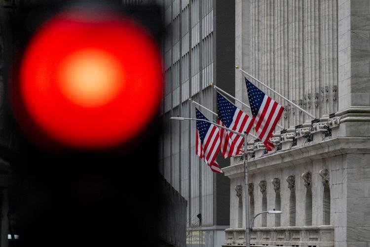 مخاوف اتساع الحرب التجارية مع الصين تهبط بأسهم تسلا وصناعة الرقائق والبنوك