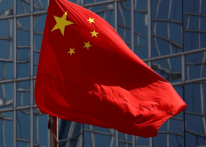 الصين تفرض قيودًا على 18 شركة أميركية ردًا على الرسوم الجمركية