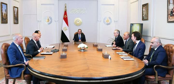الرئيس السيسي يناقش مع رئيس “ألستوم” الفرنسية مشروعات السكك الحديدية والنقل في مصر