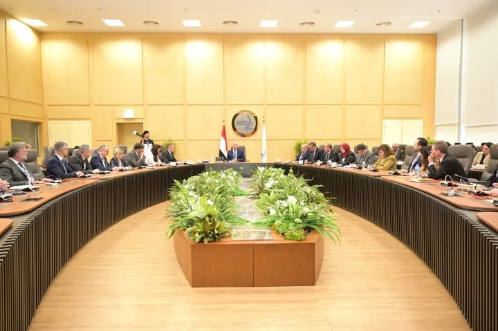 مصر وفرنسا تبحثان تعزيز الاستثمارات الصناعية والنقل: لقاء موسع بين وزير الصناعة والنقل و29 شركة فرنسية