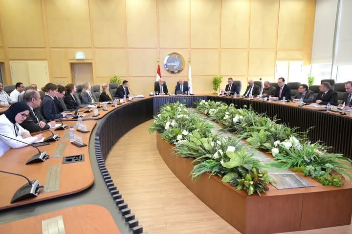 وزير الصناعة والنقل يبحث مع سفير السويد بالقاهرة تعزيز التعاون في مجالي النقل والصناعة