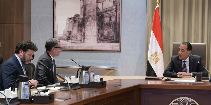 رئيس الوزراء يلتقي الرئيس التنفيذي لـ”أمازون” لبحث توسع الشركة في السوق المصرية