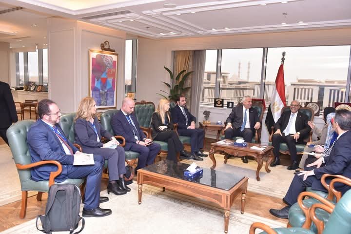 وزير العمل ونظيره اليوناني يتفقان على تسريع تنفيذ اتفاقية تشغيل العمالة المصرية الموسمية في الزراعة