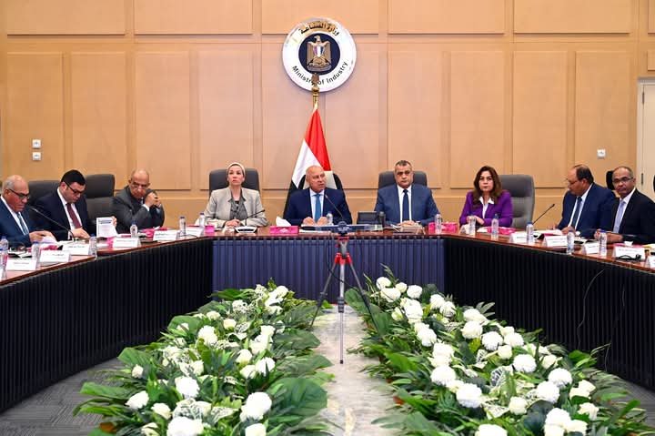 “وزير الصناعة”: استثمارات جديدة لتحويل الباجاس إلى ورق وأخشاب وتقليل فاتورة الاستيراد