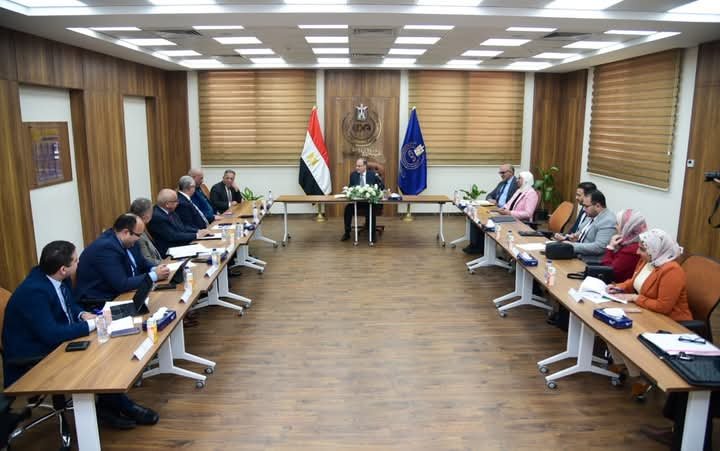 رئيس هيئة الدواء يعقد اجتماعًا موسعًا لحل تحديات الدمغة الطبية واستقرار سوق الدواء