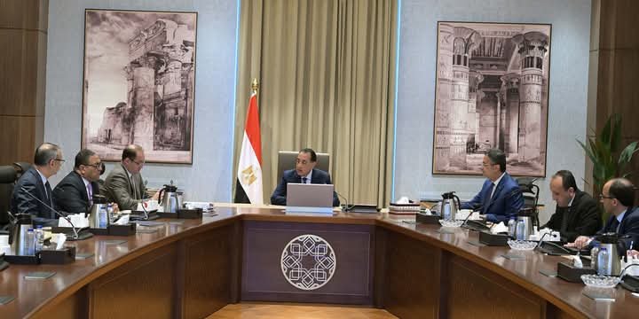 رئيس الوزراء يتابع مع وزيري المالية والتموين توفير السلع الاستراتيجية وصرف مستحقات توريد القمح