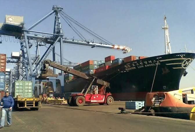 الرئيس السيسي يوجه بتقليل زمن الإفراج الجمركي إلى 6 أيام وتوحيد الرسوم لتحسين مناخ الاستثمار