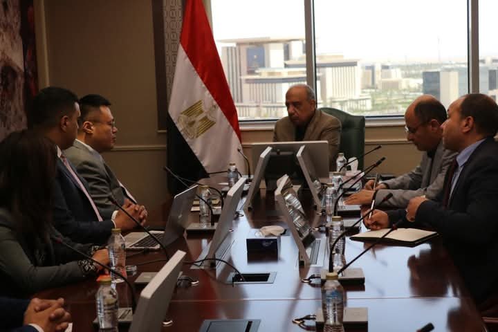 وزير الكهرباء يبحث مع “SUNGROW” الصينية توطين صناعة مهمات الطاقة المتجددة وبطاريات التخزين في مصر