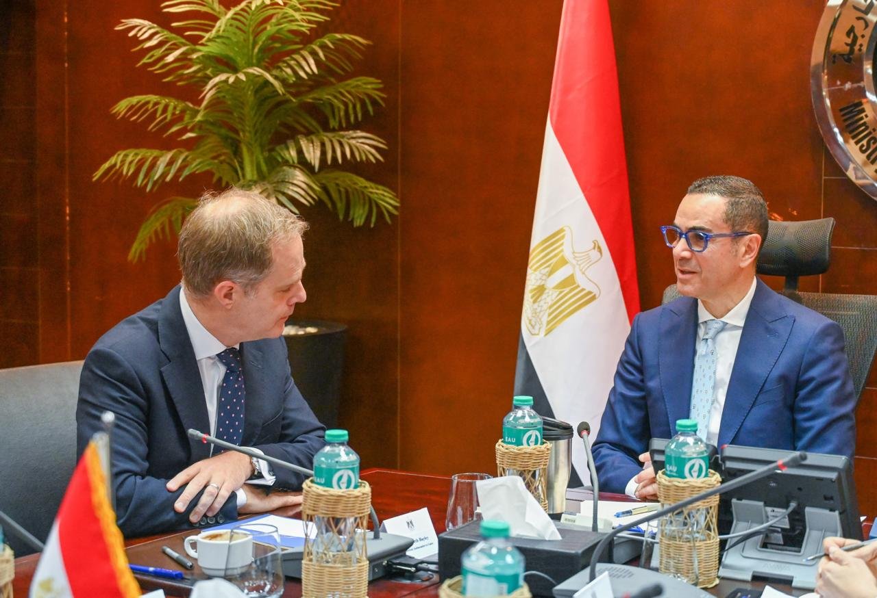 وزير الاستثمار يبحث مع السفير البريطاني تعزيز التعاون الاقتصادي وزيادة الاستثمارات في مصر