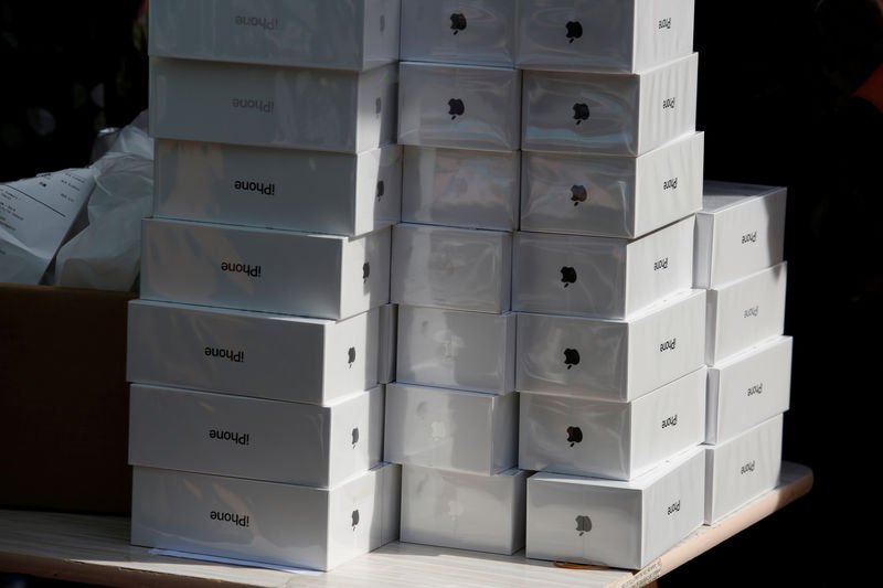 آبل تنقل 600 طن من هواتف آيفون جوًا لتجنب تعريفات ترامب