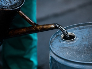 أسعار النفط تُعمق خسائرها وتتراجع بأكثر من 4%