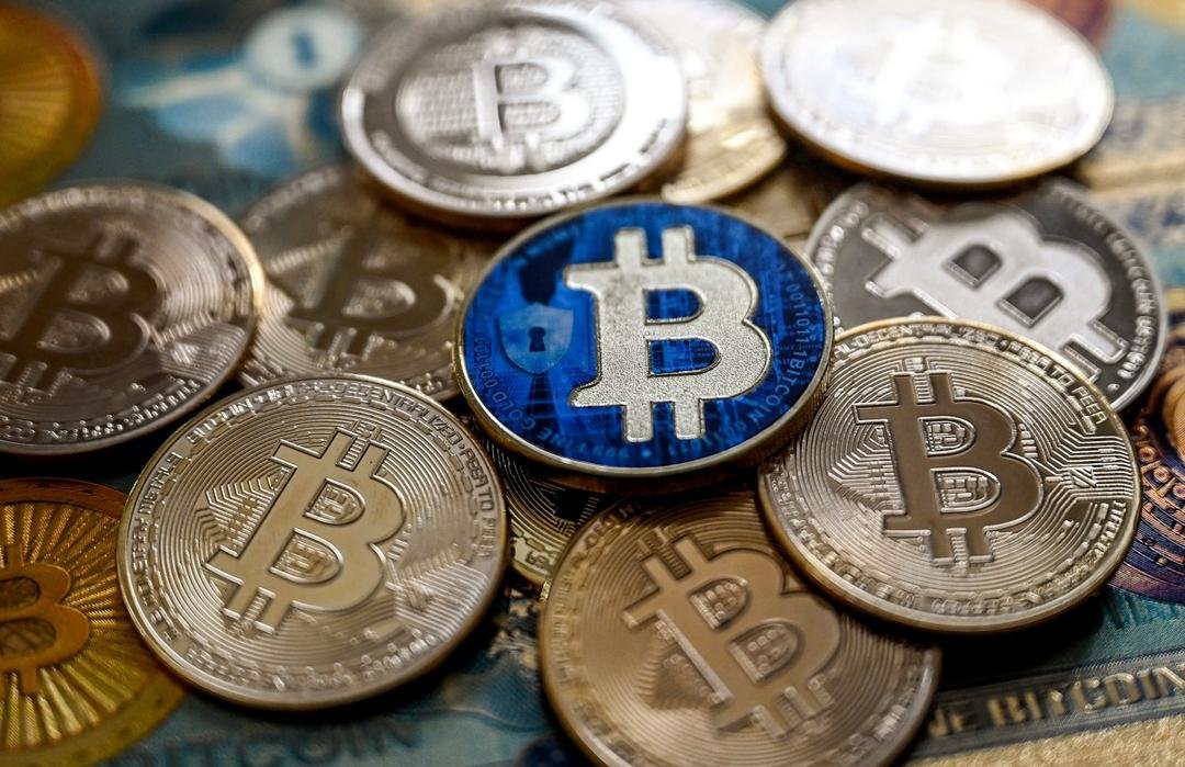 انخفاض أسعار العملات المشفرة بعد إعلان رسوم ترامب الجمركية