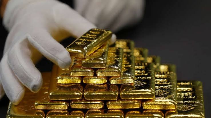 الذهب يواصل التداول قرب مستويات قياسية وسط تزايد الطلب على الملاذ الآمن