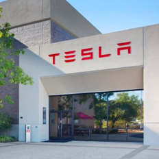 سهم تسلا يرتفع بأكثر من 7.5% إثر خفض الرسوم الجمركية البريطانية