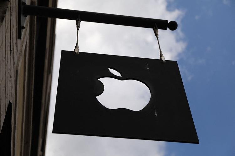 ترامب يلوّح بفرض رسوم جمركية 25% على أجهزة آيفون المصنعة خارج الولايات المتحدة