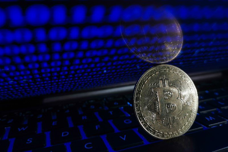 “بتكوين” تتجاوز حاجز 105 آلاف دولار