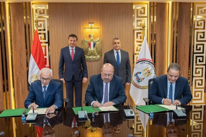 “الزراعة” و”الإنتاج الحربي” يوقعان اتفاقية لتسويق المعدات الزراعية ومنتجات الإنتاج المدني عبر منافذ البنك الزراعي