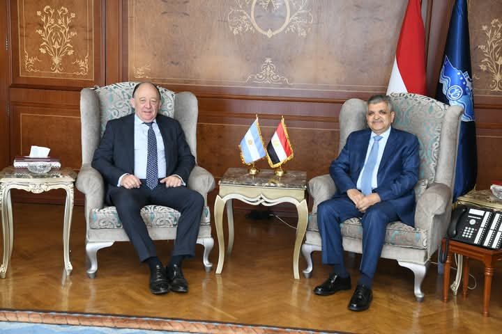 رئيس هيئة قناة السويس يبحث مع السفير الأرجنتيني التعاون في مجالات التكريك والنظم الملاحية الحديثة