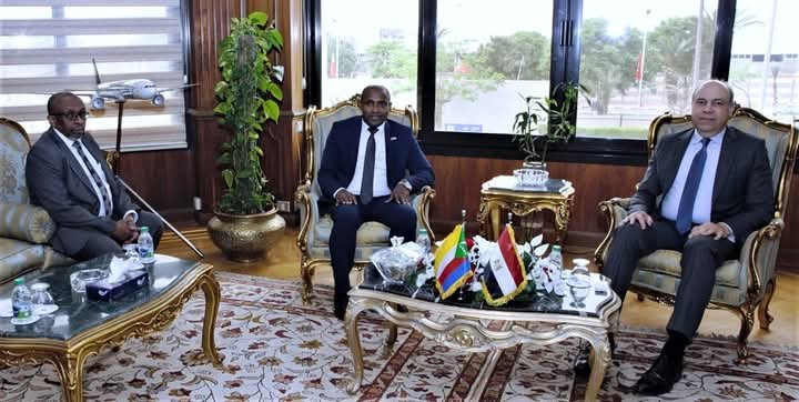 وزير الطيران المدني يبحث مع نظيره القمري تعزيز التعاون المشترك ونقل الخبرات المصرية في مجال الطيران