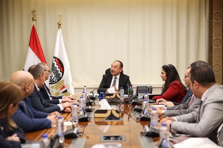 وزير قطاع الأعمال يبحث مع “شاهينلر” التركية فرص الاستثمار والشراكة في قطاعات الغزل والنسيج والسياحة