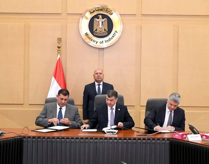 وزير الصناعة والنقل يشهد توقيع عقد تنفيذ البنية الأساسية لإعادة تأهيل ترام الرمل بالإسكندرية