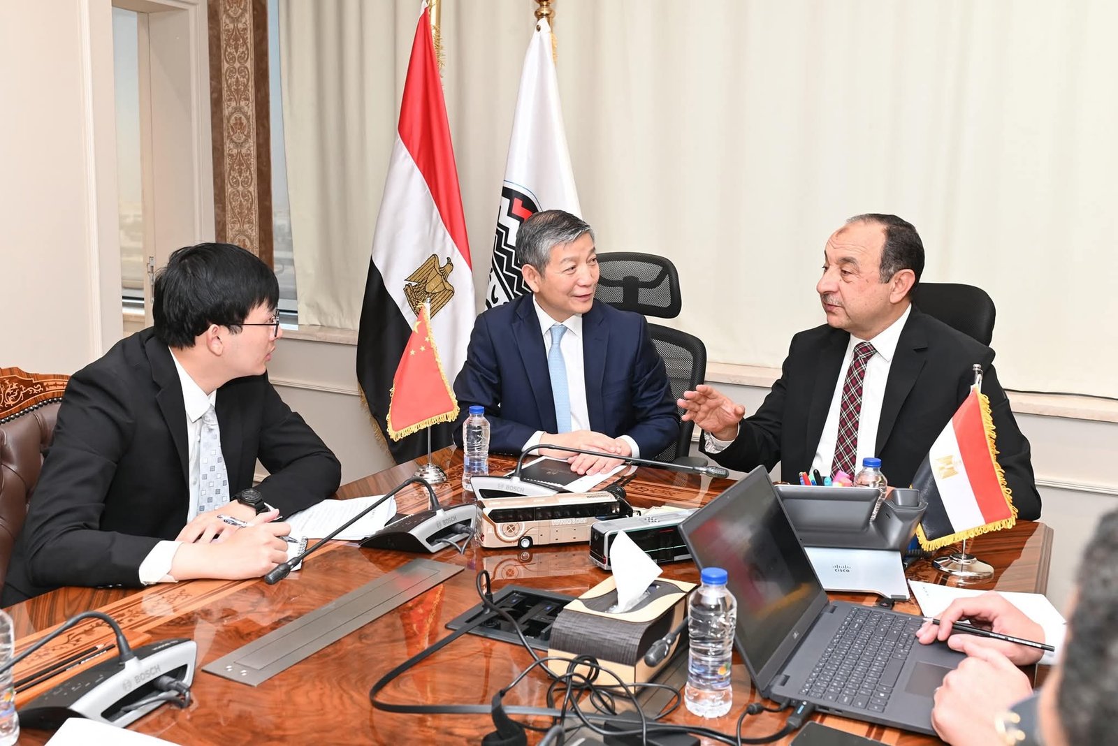 وزير قطاع الأعمال العام يستقبل السفير الصيني بالقاهرة لبحث تعزيز التعاون الاقتصادي والتجاري وفرص الاستثمار والشراكة