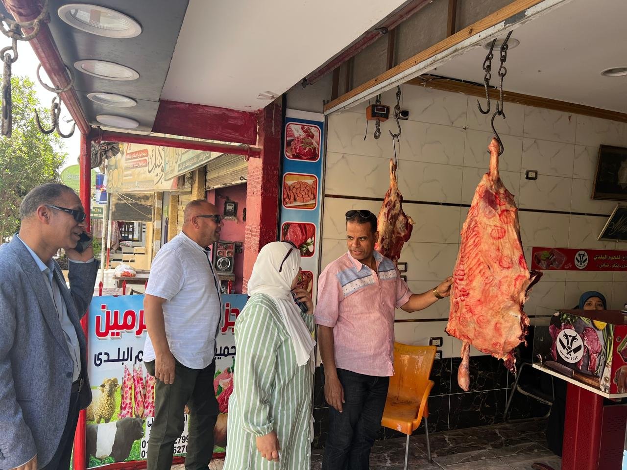 بالصور.. حملة رقابية مكثفة على محلات الجزارة وحدات بيع اللحوم بحدائق أكتوبر استعدادًا لعيد الأضحى