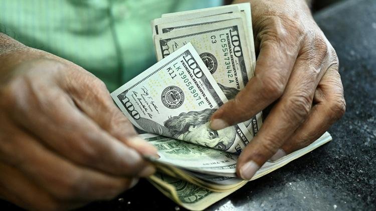 انخفاض الدولار وسط تراقب لمواجهة قضائية بشأن رسوم ترامب الجمركية