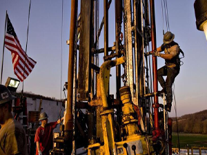 وكالة الطاقة تتوقع تراجعًا كبيرًا باستثمارات النفط الصخري الأميركي هذا العام