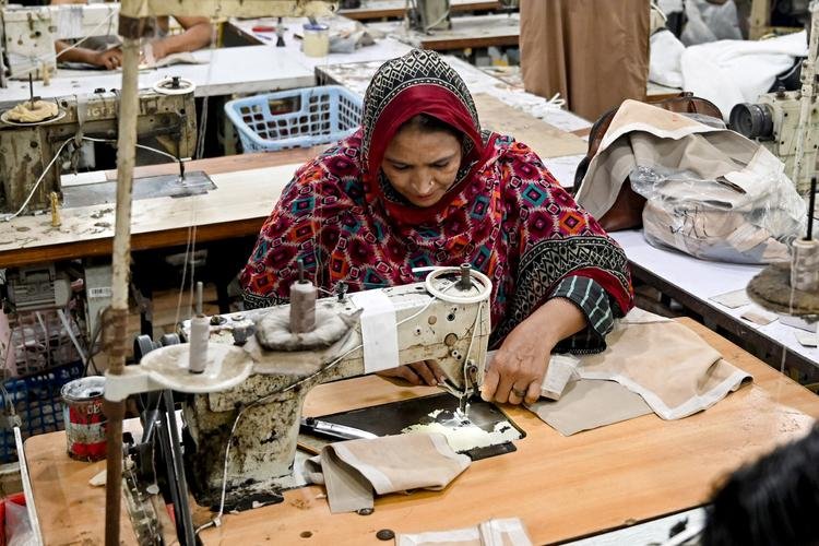 اقتصاد باكستان ينمو 2.7% في 2025 دون المستوى المستهدف وسط خفض التوقعات الحكومية