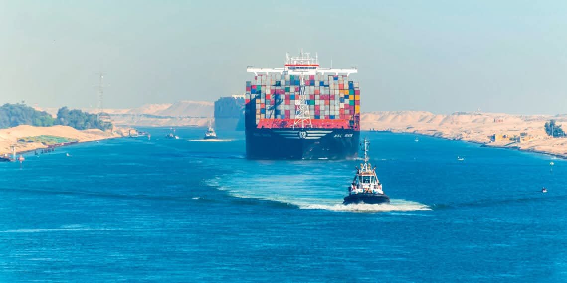 “قناة السويس” تخفض مستهدف الإيرادات لـ321 مليار جنيه