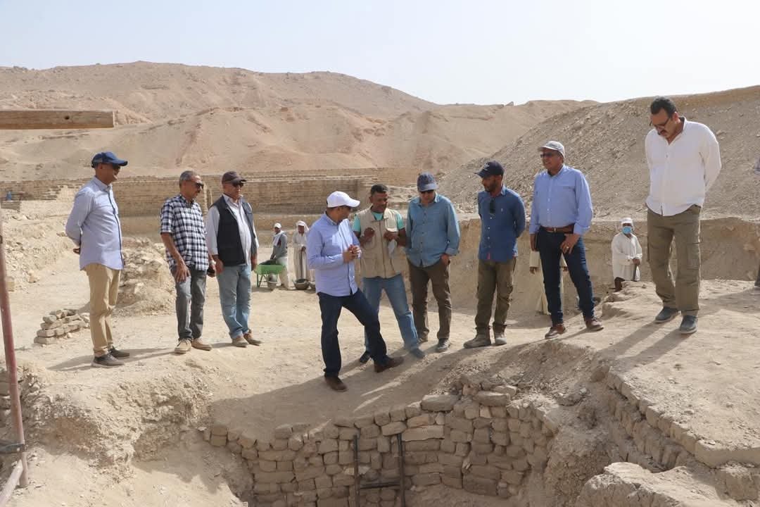 الأمين العام للمجلس الأعلى للآثار يتفقد “المقاصير الجنوبية” بمعبد الأخ منو