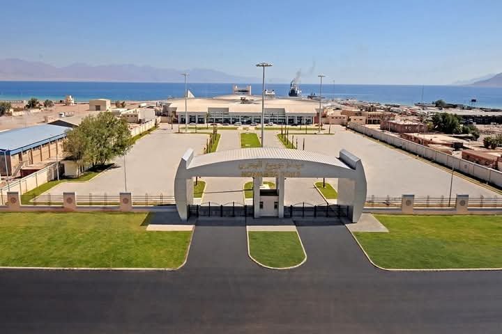 تداول 2000 طن بضائع عامة ومتنوعة و244 شاحنة بموانى البحر الأحمر