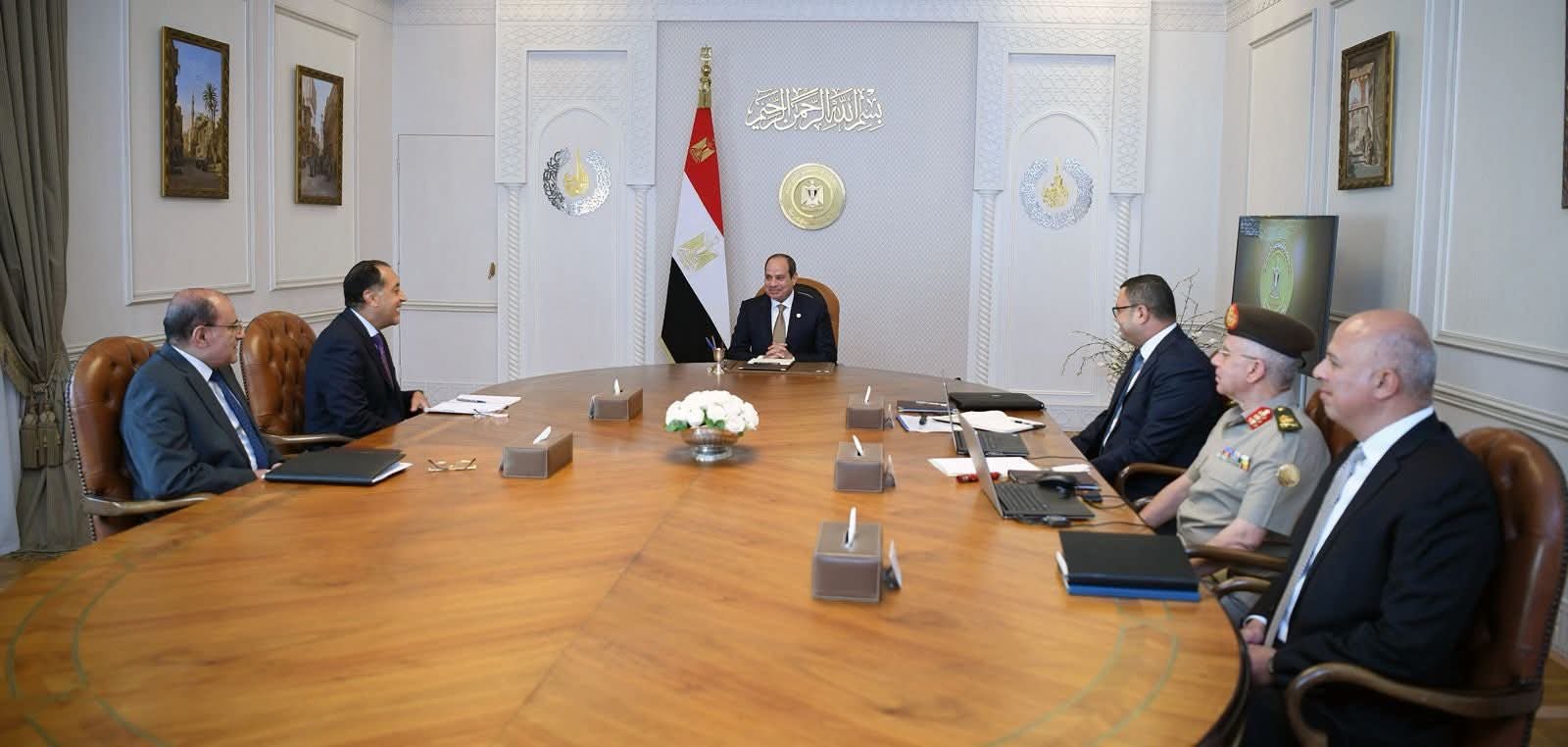 السيسي يتابع مشروعات “حياة كريمة” وتحلية المياه وتطوير الساحل الشمالي.. ويوجّه بسرعة التنفيذ وتعزيز الشراكة مع القطاع الخاص