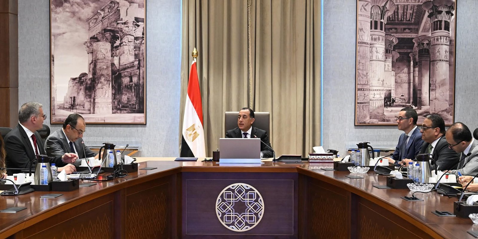 رئيس الوزراء يتابع تنفيذ برنامج الطروحات الحكومية في قطاعات البترول والأعمال لتعزيز مشاركة القطاع الخاص