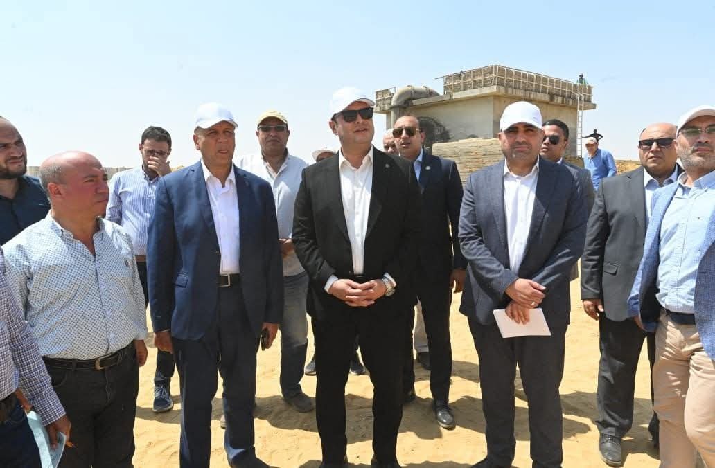 وزير الإسكان يتفقد أعمال تطوير المحاور والطرق الرئيسية ومشروعًا سكنيًا ومحطة صرف صحي بمدينة بدر