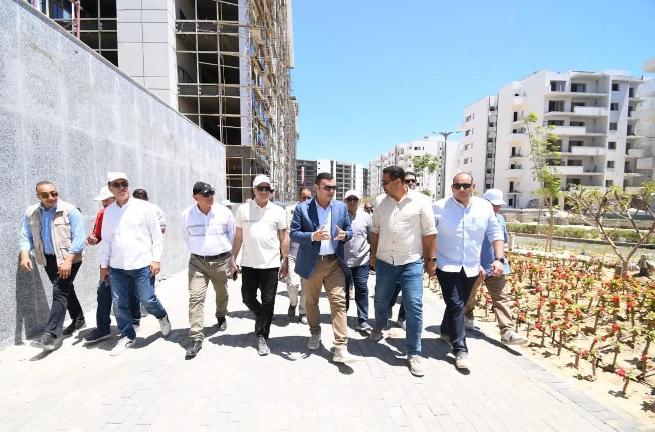 وزير الإسكان يواصل جولته اليوم بتفقد كومباوند مزارين والحي اللاتيني بمدينة العلمين