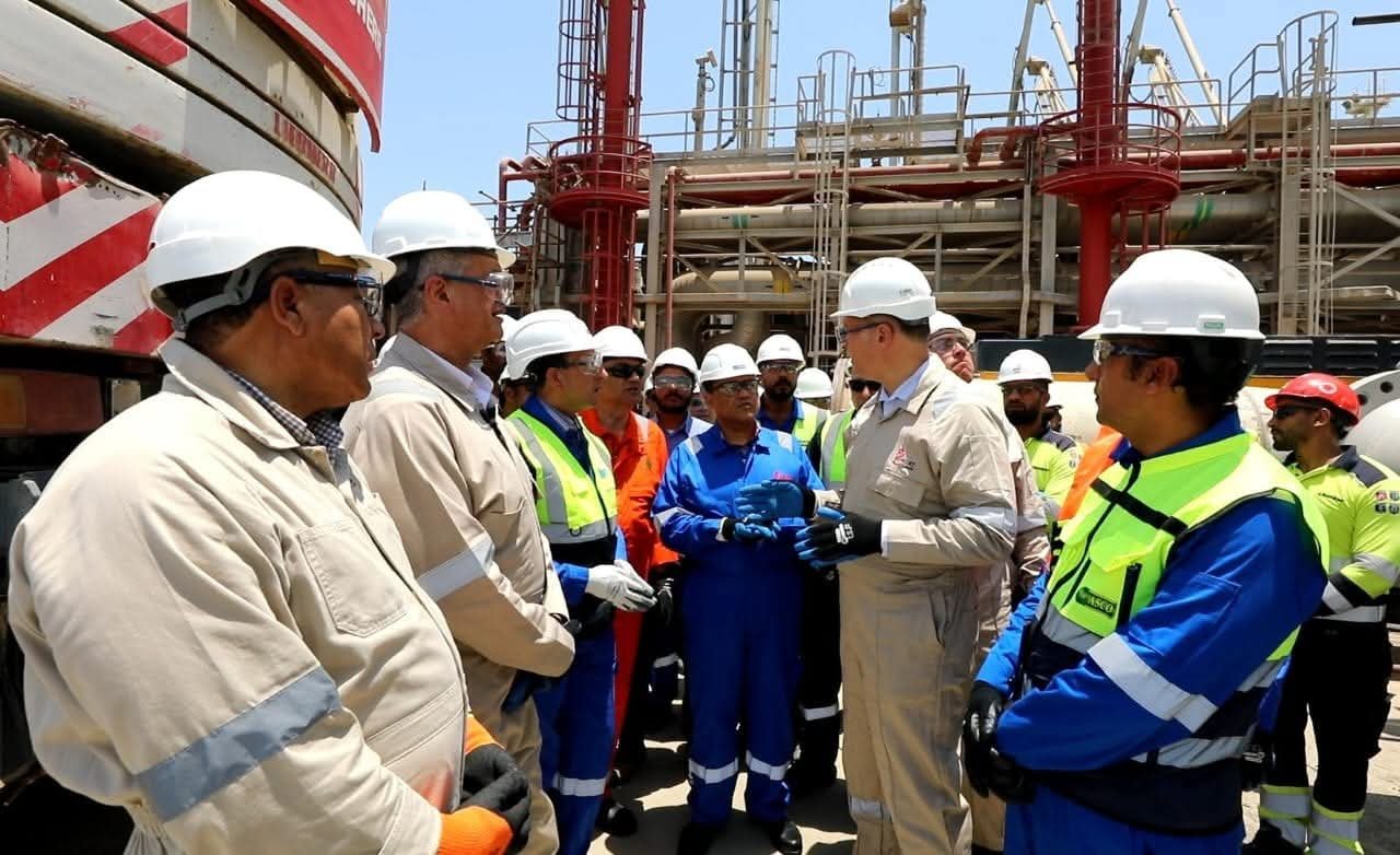 وزير البترول يتفقد استعدادات وتجهيزات ميناء سونكر لاستقبال سفينة “Energos Power”