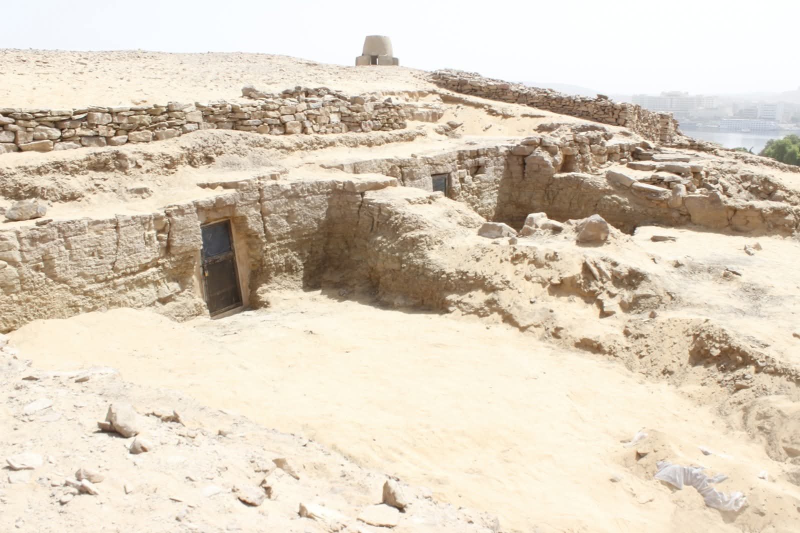 الكشف عن ثلاثة مقابر جديدة بجبانة قبة الهوا بأسوان من الدولة القديمة