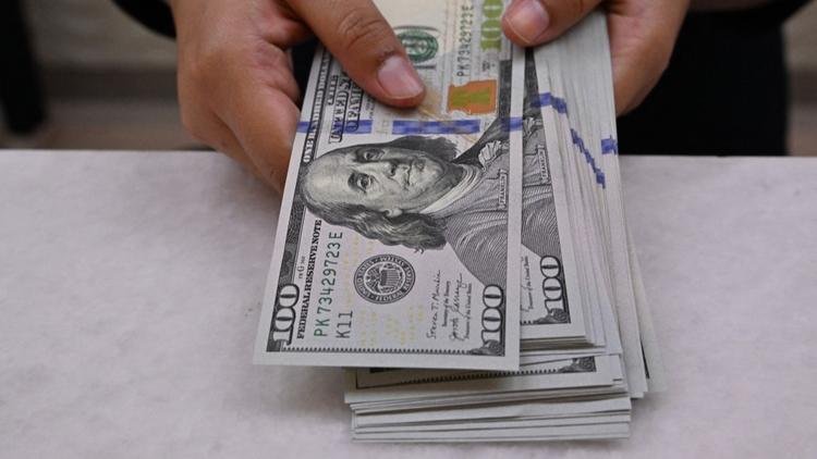 الدولار الأميركي يتراجع بعد بيانات تضخم ضعيفة واتفاق تجاري جديد بين واشنطن وبكين