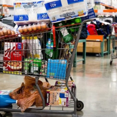 تحسن ثقة المستهلكين الأمريكيين لأول مرة في 6 أشهر مع هبوط توقعات التضخم